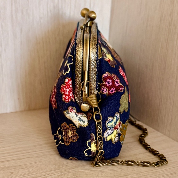 NWT handmade Floral Embroidered purse w/ bronze kiss lock frame and chain strap